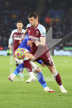 2022-02-13 - West Ham United defender Aaron Cresswell during the English championship Premier League football match between Leicester City and West Ham United on February 13, 2022 at the King Power Stadium in Leicester, England - LEICESTER CITY VS WEST HAM UNITED - ENGLISH PREMIER LEAGUE - SOCCER