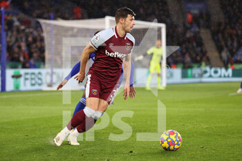2022-02-13 - West Ham United defender Aaron Cresswell during the English championship Premier League football match between Leicester City and West Ham United on February 13, 2022 at the King Power Stadium in Leicester, England - LEICESTER CITY VS WEST HAM UNITED - ENGLISH PREMIER LEAGUE - SOCCER