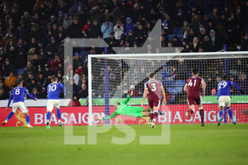 2022-02-13 - Leicester City Midfielder Youri Tielemans (8) scores a goal 1-1 during the English championship Premier League football match between Leicester City and West Ham United on February 13, 2022 at the King Power Stadium in Leicester, England - LEICESTER CITY VS WEST HAM UNITED - ENGLISH PREMIER LEAGUE - SOCCER