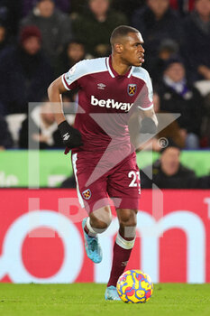 2022-02-13 - West Ham United defender Issa Diop during the English championship Premier League football match between Leicester City and West Ham United on February 13, 2022 at the King Power Stadium in Leicester, England - LEICESTER CITY VS WEST HAM UNITED - ENGLISH PREMIER LEAGUE - SOCCER