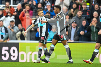 2022-02-13 - Newcastle United's Kieran Trippier is congratulated by Newcastle United's Joe Willock after he scores the opening goal during the English championship Premier League football match between Newcastle United and Aston Villa on February 13, 2022 at St James' Park in Newcastle, England - NEWCASTLE UNITED VS ASTON VILLA - ENGLISH PREMIER LEAGUE - SOCCER