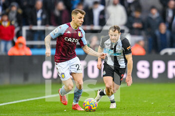 2022-02-13 - Newcastle United's Ryan Fraser closes down Aston Villa's Lucas Digne during the English championship Premier League football match between Newcastle United and Aston Villa on February 13, 2022 at St James' Park in Newcastle, England - NEWCASTLE UNITED VS ASTON VILLA - ENGLISH PREMIER LEAGUE - SOCCER