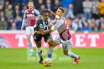 2022-02-13 - Newcastle United's Allan Saint-Maximin tries to escape the clutches of Aston Villa's Lucas Digne during the English championship Premier League football match between Newcastle United and Aston Villa on February 13, 2022 at St James' Park in Newcastle, England - NEWCASTLE UNITED VS ASTON VILLA - ENGLISH PREMIER LEAGUE - SOCCER