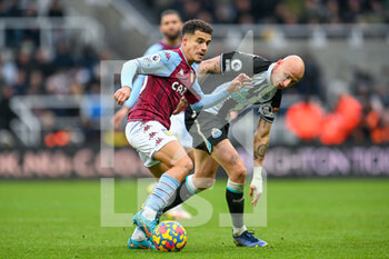 2022-02-13 - Aston Villa's Philippe Coutinho holds off Newcastle United's Jonjo Shelvey during the English championship Premier League football match between Newcastle United and Aston Villa on February 13, 2022 at St James' Park in Newcastle, England - NEWCASTLE UNITED VS ASTON VILLA - ENGLISH PREMIER LEAGUE - SOCCER