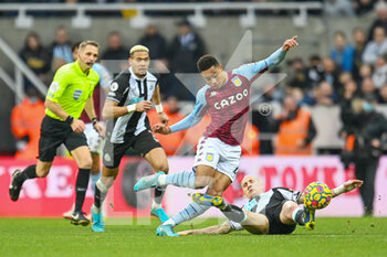 2022-02-13 - Newcastle United's Jonjo Shelvey fouls Aston Villa's Jacob Ramsey during the English championship Premier League football match between Newcastle United and Aston Villa on February 13, 2022 at St James' Park in Newcastle, England - NEWCASTLE UNITED VS ASTON VILLA - ENGLISH PREMIER LEAGUE - SOCCER