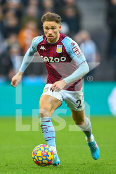 2022-02-13 - Aston Villa's Matty Cash during the English championship Premier League football match between Newcastle United and Aston Villa on February 13, 2022 at St James' Park in Newcastle, England - NEWCASTLE UNITED VS ASTON VILLA - ENGLISH PREMIER LEAGUE - SOCCER