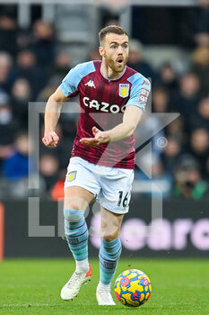 2022-02-13 - Aston Villa's Calum Chambers during the English championship Premier League football match between Newcastle United and Aston Villa on February 13, 2022 at St James' Park in Newcastle, England - NEWCASTLE UNITED VS ASTON VILLA - ENGLISH PREMIER LEAGUE - SOCCER
