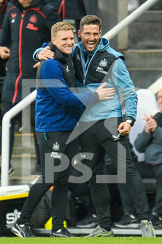2022-02-13 - Newcastle United manager, Eddie Howe (left) celebrates with Newcastle United assistant manager, Jason Tindall at full time during the English championship Premier League football match between Newcastle United and Aston Villa on February 13, 2022 at St James' Park in Newcastle, England - NEWCASTLE UNITED VS ASTON VILLA - ENGLISH PREMIER LEAGUE - SOCCER