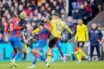 2022-02-19 - Chelsea striker Christian Pulisic (10) gets ball between Crystal Palace (8) Cheikhou Kouyate and Crystal Palace (9) Jordan Ayew during the English championship Premier League football match between Crystal Palace and Chelsea on February 19, 2022 at Selhurst Park in London, England - CRYSTAL PALACE VS CHELSEA - ENGLISH PREMIER LEAGUE - SOCCER