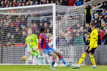 2022-02-19 - Chelsea striker Hakim Ziyech (22) scores a goal 0-1, Crystal Palace goalkeeper Vicente Guaita during the English championship Premier League football match between Crystal Palace and Chelsea on February 19, 2022 at Selhurst Park in London, England - CRYSTAL PALACE VS CHELSEA - ENGLISH PREMIER LEAGUE - SOCCER