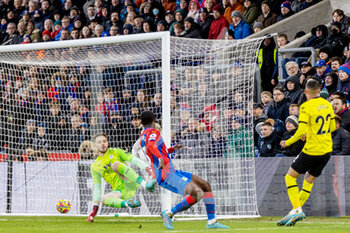 2022-02-19 - Chelsea striker Hakim Ziyech (22) scores a goal 0-1, Crystal Palace goalkeeper Vicente Guaita during the English championship Premier League football match between Crystal Palace and Chelsea on February 19, 2022 at Selhurst Park in London, England - CRYSTAL PALACE VS CHELSEA - ENGLISH PREMIER LEAGUE - SOCCER