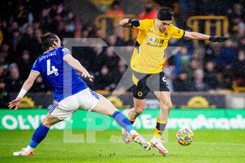 2022-02-20 - Raul Jimenez of Wolverhampton Wanderers (9) and Caglar Soyuncu of Leicester during the English championship Premier League football match between Wolverhampton Wanderers and Leicester City on February 20, 2022 at Molineux stadium in Wolverhampton, England - WOLVERHAMPTON WANDERERS VS LEICESTER CITY - ENGLISH PREMIER LEAGUE - SOCCER