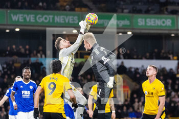 2022-02-20 - Goalkeeper Jose Sa of Wolverhampton and Leicester City Goalkeeper Kasper Schmeichel during the English championship Premier League football match between Wolverhampton Wanderers and Leicester City on February 20, 2022 at Molineux stadium in Wolverhampton, England - WOLVERHAMPTON WANDERERS VS LEICESTER CITY - ENGLISH PREMIER LEAGUE - SOCCER
