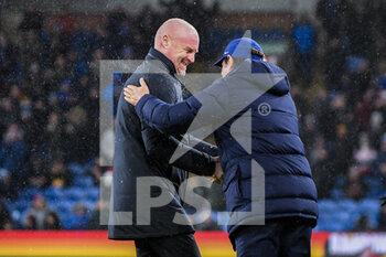 2022-02-23 - Tottenham Hotspur's manager Antonio Conte and Burnley manager Sean Dyche shake hands before the English championship Premier League football match between Burnley and Tottenham Hotspur on February 23, 2022 at Turf Moor in Burnley, England - BURNLEY VS TOTTENHAM HOTSPUR - ENGLISH PREMIER LEAGUE - SOCCER