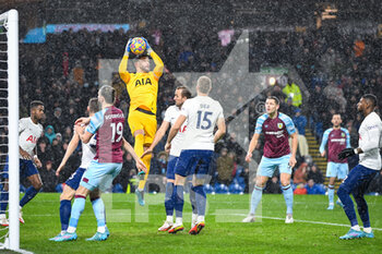 2022-02-23 - Tottenham Hotspur's goalkeeper Hugo Lloris (1) catches the ball during the English championship Premier League football match between Burnley and Tottenham Hotspur on February 23, 2022 at Turf Moor in Burnley, England - BURNLEY VS TOTTENHAM HOTSPUR - ENGLISH PREMIER LEAGUE - SOCCER