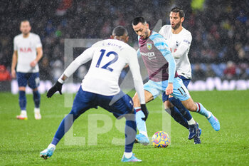 2022-02-23 - Burnley midfielder Dwight McNeil (11) shoots during the English championship Premier League football match between Burnley and Tottenham Hotspur on February 23, 2022 at Turf Moor in Burnley, England - BURNLEY VS TOTTENHAM HOTSPUR - ENGLISH PREMIER LEAGUE - SOCCER