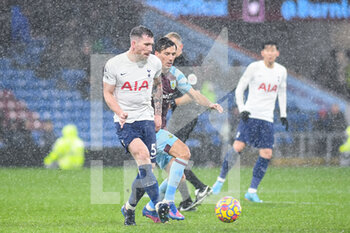 2022-02-23 - Tottenham Hotspur's midfielder Pierre-Emile Hojbjerg (5) during the English championship Premier League football match between Burnley and Tottenham Hotspur on February 23, 2022 at Turf Moor in Burnley, England - BURNLEY VS TOTTENHAM HOTSPUR - ENGLISH PREMIER LEAGUE - SOCCER