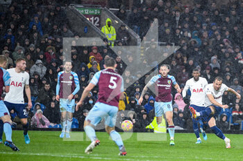2022-02-23 - Tottenham Hotspur's forward Harry Kane (10) shoots during the English championship Premier League football match between Burnley and Tottenham Hotspur on February 23, 2022 at Turf Moor in Burnley, England - BURNLEY VS TOTTENHAM HOTSPUR - ENGLISH PREMIER LEAGUE - SOCCER
