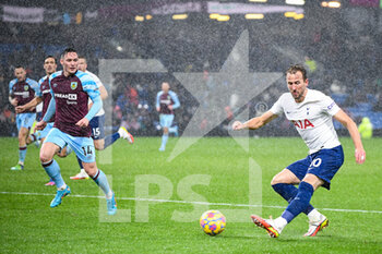 2022-02-23 - Tottenham Hotspur's forward Harry Kane (10) and Connor Roberts of Burnley during the English championship Premier League football match between Burnley and Tottenham Hotspur on February 23, 2022 at Turf Moor in Burnley, England - BURNLEY VS TOTTENHAM HOTSPUR - ENGLISH PREMIER LEAGUE - SOCCER