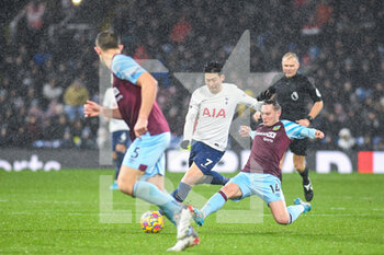 2022-02-23 - Burnley defender Connor Roberts (14) challenges Tottenham Hotspur's forward Son Heung-Min (7) during the English championship Premier League football match between Burnley and Tottenham Hotspur on February 23, 2022 at Turf Moor in Burnley, England - BURNLEY VS TOTTENHAM HOTSPUR - ENGLISH PREMIER LEAGUE - SOCCER