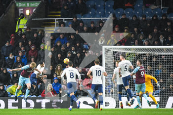 2022-02-23 - Burnley defender Ben Mee (6) headers and scores a goal 1-0 during the English championship Premier League football match between Burnley and Tottenham Hotspur on February 23, 2022 at Turf Moor in Burnley, England - BURNLEY VS TOTTENHAM HOTSPUR - ENGLISH PREMIER LEAGUE - SOCCER