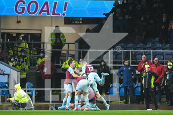 2022-02-23 - Burnley defender Ben Mee (6) celebrates his goal with teammates 1-0 during the English championship Premier League football match between Burnley and Tottenham Hotspur on February 23, 2022 at Turf Moor in Burnley, England - BURNLEY VS TOTTENHAM HOTSPUR - ENGLISH PREMIER LEAGUE - SOCCER