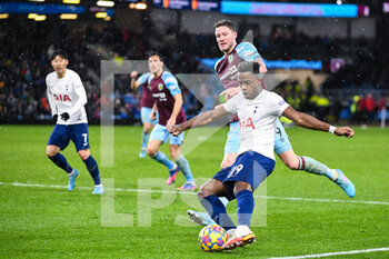 2022-02-23 - Tottenham Hotspur's midfielder Ryan Sessegnon (19) crosses the ball during the English championship Premier League football match between Burnley and Tottenham Hotspur on February 23, 2022 at Turf Moor in Burnley, England - BURNLEY VS TOTTENHAM HOTSPUR - ENGLISH PREMIER LEAGUE - SOCCER