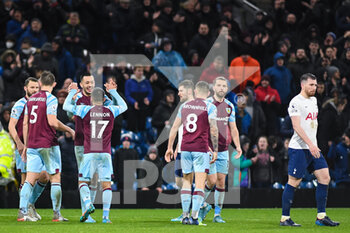 2022-02-23 - Burnley players celebrate after the English championship Premier League football match between Burnley and Tottenham Hotspur on February 23, 2022 at Turf Moor in Burnley, England - BURNLEY VS TOTTENHAM HOTSPUR - ENGLISH PREMIER LEAGUE - SOCCER
