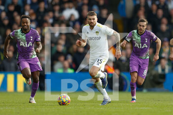 2022-02-26 - Leeds United defender Stuart Dallas during the English championship Premier League football match between Leeds United and Tottenham Hotspur on February 26, 2022 at Elland Road in Leeds, England - LEEDS UNITED VS TOTTENHAM HOTSPUR - ENGLISH PREMIER LEAGUE - SOCCER