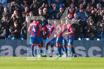 2022-02-26 - Crystal Palace forward Jeffrey Schlupp (15) scores and celebrates with teammates during the English championship Premier League football match between Crystal Palace and Burnley on February 26, 2022 at Selhurst Park in London, England - CRYSTAL PALACE VS BURNLEY - ENGLISH PREMIER LEAGUE - SOCCER