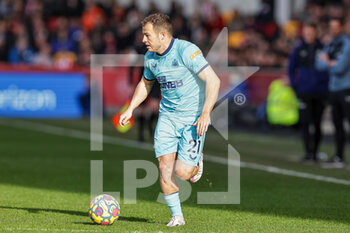 2022-02-26 - Ryan Fraser (21) of Newcastle United during the English championship Premier League football match between Brentford and Newcastle United on February 26, 2022 at Brentford Community Stadium in Brentford, England - BRENTFORD VS NEWCASTLE UNITED - ENGLISH PREMIER LEAGUE - SOCCER
