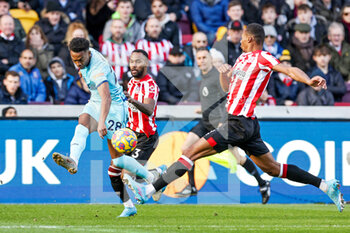 2022-02-26 - Joe Willock (28) of Newcastle United crosses the ball during the English championship Premier League football match between Brentford and Newcastle United on February 26, 2022 at Brentford Community Stadium in Brentford, England - BRENTFORD VS NEWCASTLE UNITED - ENGLISH PREMIER LEAGUE - SOCCER