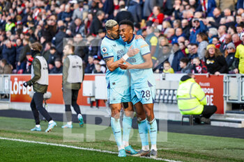 2022-02-26 - Joe Willock (28) of Newcastle United celebrates his goal 0-2 during the English championship Premier League football match between Brentford and Newcastle United on February 26, 2022 at Brentford Community Stadium in Brentford, England - BRENTFORD VS NEWCASTLE UNITED - ENGLISH PREMIER LEAGUE - SOCCER