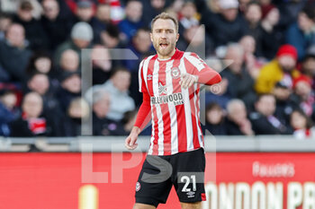 2022-02-26 - Christian Eriksen (21) of Brentford during the English championship Premier League football match between Brentford and Newcastle United on February 26, 2022 at Brentford Community Stadium in Brentford, England - BRENTFORD VS NEWCASTLE UNITED - ENGLISH PREMIER LEAGUE - SOCCER