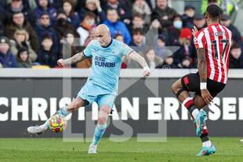 2022-02-26 - Jonjo Shelvey (8) of Newcastle United during the English championship Premier League football match between Brentford and Newcastle United on February 26, 2022 at Brentford Community Stadium in Brentford, England - BRENTFORD VS NEWCASTLE UNITED - ENGLISH PREMIER LEAGUE - SOCCER