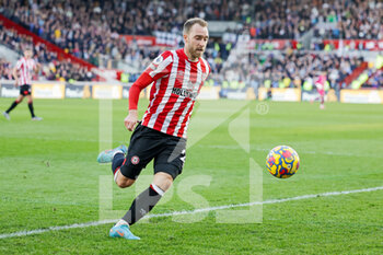 2022-02-26 - Christian Eriksen (21) of Brentford during the English championship Premier League football match between Brentford and Newcastle United on February 26, 2022 at Brentford Community Stadium in Brentford, England - BRENTFORD VS NEWCASTLE UNITED - ENGLISH PREMIER LEAGUE - SOCCER