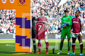 2022-02-27 - West Ham United midfielder Declan Rice (41) holds a shirt of West Ham United forward Andriy Yarmolenko (7) before the English championship Premier League football match between West Ham United and Wolverhampton Wanderers on February 27, 2022 at the London Stadium in London, England - WEST HAM UNITED VS WOLVERHAMPTON WANDERERS - ENGLISH PREMIER LEAGUE - SOCCER