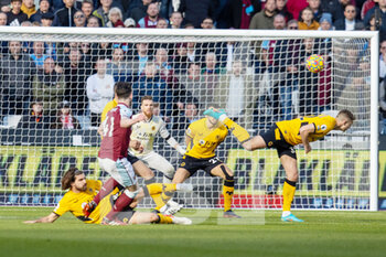 2022-02-27 - West Ham United midfielder Declan Rice (41) puts a shot on goal wide during the English championship Premier League football match between West Ham United and Wolverhampton Wanderers on February 27, 2022 at the London Stadium in London, England - WEST HAM UNITED VS WOLVERHAMPTON WANDERERS - ENGLISH PREMIER LEAGUE - SOCCER