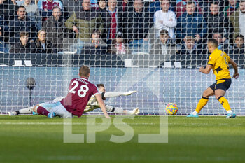 2022-02-27 - West Ham United midfielder Tomas Soucek (28) scores a goal 1-0 during the English championship Premier League football match between West Ham United and Wolverhampton Wanderers on February 27, 2022 at the London Stadium in London, England - WEST HAM UNITED VS WOLVERHAMPTON WANDERERS - ENGLISH PREMIER LEAGUE - SOCCER