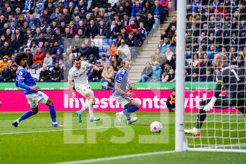 2022-03-05 - Leeds United midfielder Jack Harrison (22) takes a shot during the English championship Premier League football match between Leicester City and Leeds United on March 5, 2022 at the King Power Stadium in Leicester, England - LEICESTER CITY VS LEEDS UNITED - ENGLISH PREMIER LEAGUE - SOCCER