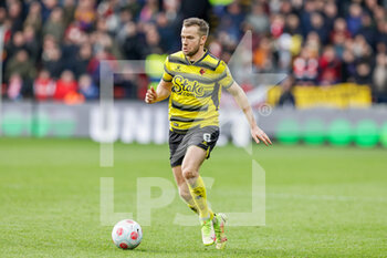 2022-03-06 - Tom Cleverley (8) of Watford during the English championship Premier League football match between Watford and Arsenal on March 6, 2022 at Vicarage Road in Watford, England - WATFORD VS ARSENAL - ENGLISH PREMIER LEAGUE - SOCCER