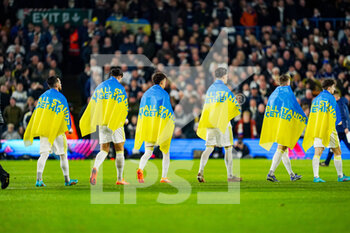2022-03-10 - Leeds United players wear Ukraine flags during the English championship Premier League football match between Leeds United and Aston Villa on March 10, 2022 at Elland Road in Leeds, England - LEEDS UNITED VS ASTON VILLA - ENGLISH PREMIER LEAGUE - SOCCER