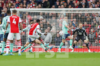 2022-03-13 - Thomas Partey (5) of Arsenal shoots towards the goal during the English championship Premier League football match between Arsenal and Leicester City on March 13, 2022 at the Emirates Stadium in London, England - ARSENAL VS LEICESTER CITY - ENGLISH PREMIER LEAGUE - SOCCER