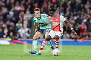 2022-03-13 - Bukayo Saka (7) of Arsenal and Luke Thomas (33) of Leicester City during the English championship Premier League football match between Arsenal and Leicester City on March 13, 2022 at the Emirates Stadium in London, England - ARSENAL VS LEICESTER CITY - ENGLISH PREMIER LEAGUE - SOCCER