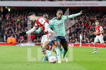 2022-03-13 - Ricardo Pereira (21) of Leicester City tussles with Gabriel Martinelli (35) of Arsenal during the English championship Premier League football match between Arsenal and Leicester City on March 13, 2022 at the Emirates Stadium in London, England - ARSENAL VS LEICESTER CITY - ENGLISH PREMIER LEAGUE - SOCCER