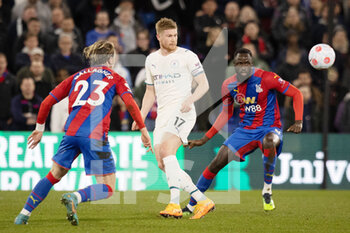 2022-03-14 - Crystal Palace midfielder Conor Gallagher (23) and Crystal Palace midfielder Cheikhou Kouyaté (8) battle for possession with Manchester City midfielder Kevin De Bruyne (17) during the English championship Premier League football match between Crystal Palace and Manchester City on March 14, 2022 at Selhurst Park in London, England - CRYSTAL PALACE VS MANCHESTER CITY - ENGLISH PREMIER LEAGUE - SOCCER