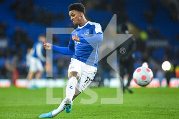 2022-03-17 - Everton's midfielder Demarai Gray (11) warms up before the English championship Premier League football match between Everton and Newcastle United on March 17, 2022 at Goodison Park in Liverpool, England - EVERTON VS NEWCASTLE UNITED - ENGLISH PREMIER LEAGUE - SOCCER