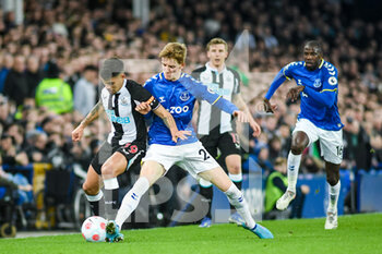2022-03-17 - Everton's midfielder Anthony Gordon (24) challenges Newcastle United's midfielder Bruno Guimaraes (39) during the English championship Premier League football match between Everton and Newcastle United on March 17, 2022 at Goodison Park in Liverpool, England - EVERTON VS NEWCASTLE UNITED - ENGLISH PREMIER LEAGUE - SOCCER