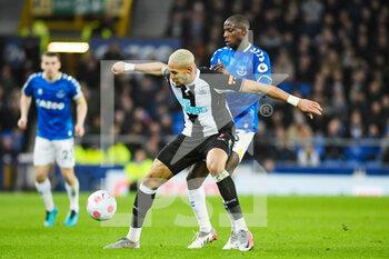 2022-03-17 - Newcastle United's midfielder Joelinton (7) holds off Everton's midfielder Abdoulaye Doucoure (16) during the English championship Premier League football match between Everton and Newcastle United on March 17, 2022 at Goodison Park in Liverpool, England - EVERTON VS NEWCASTLE UNITED - ENGLISH PREMIER LEAGUE - SOCCER