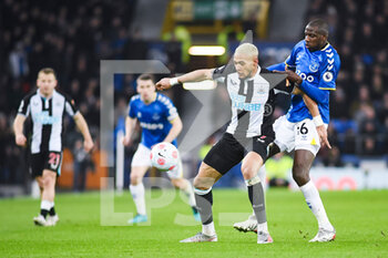 2022-03-17 - Everton's midfielder Abdoulaye Doucoure (16) challenges Newcastle United's midfielder Joelinton (7) for the ball during the English championship Premier League football match between Everton and Newcastle United on March 17, 2022 at Goodison Park in Liverpool, England - EVERTON VS NEWCASTLE UNITED - ENGLISH PREMIER LEAGUE - SOCCER